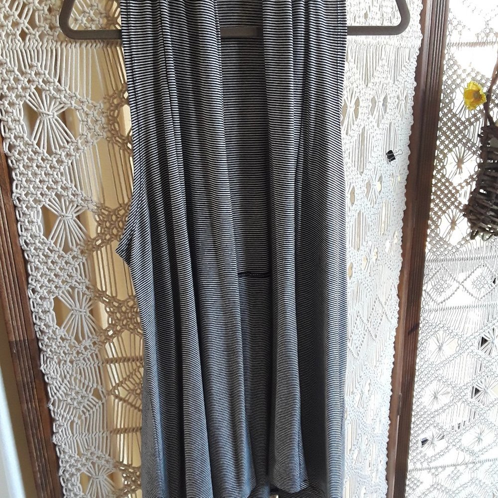 WOMENS BLACK/WHITE STRIPE VEST SIZE LARGE  RAYON/SPANDEX MACHINE WASH